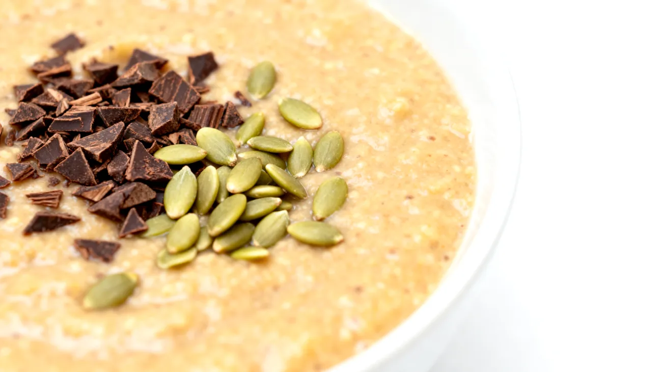 Amaranth-Porridge mit Kakao-Nibs und Hanfsamen"