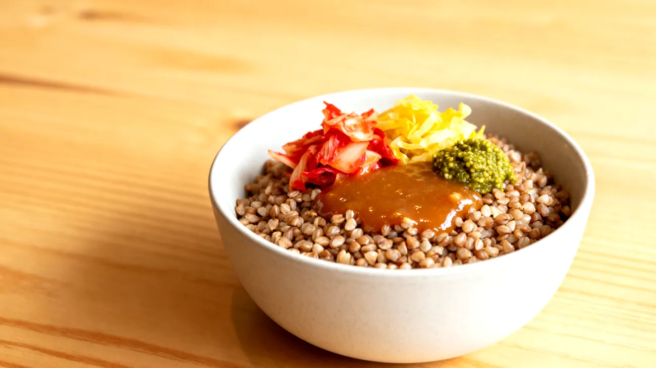 Buchweizen-Miso-Bowl mit fermentiertem Gemüse"